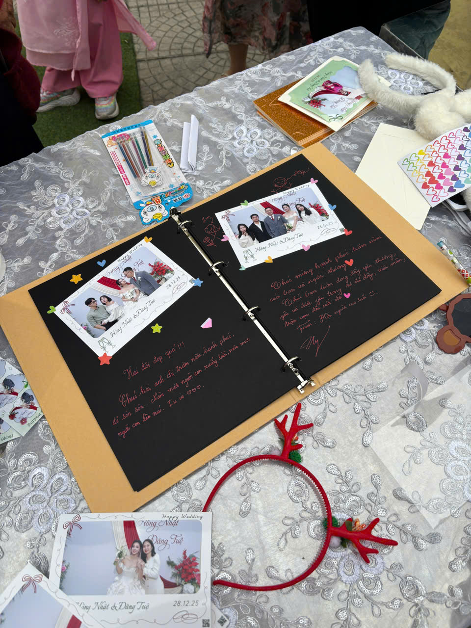 Guestbook, bút, sticker lưu giữ kỷ niệm